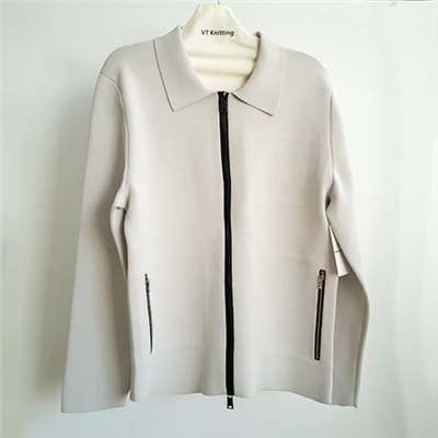 Kancing Rajutan Melalui Kaos Polo