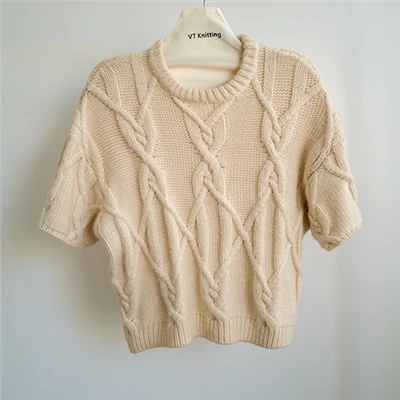 Sweater bergaris leher persegi