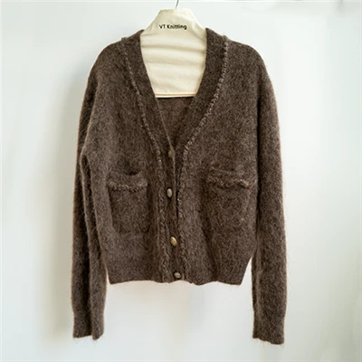 Sweater Rajutan Berbulu Leher V