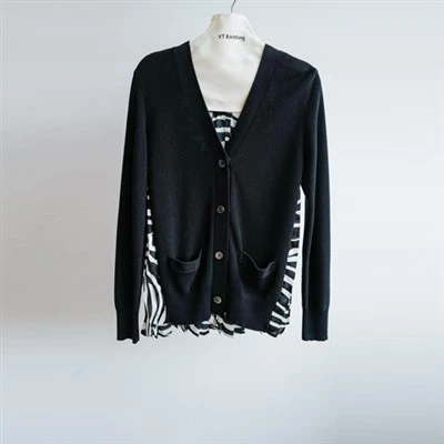 Sweater Tebal Leher V