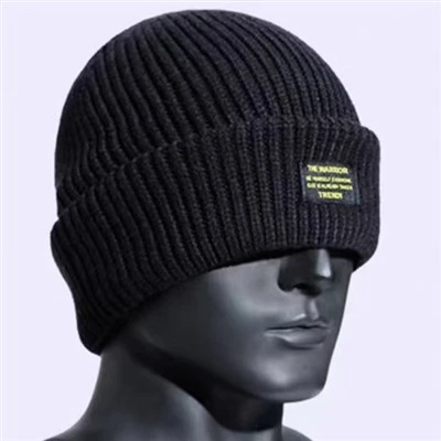 Topi wol hangat untuk aktivitas di luar ruangan
